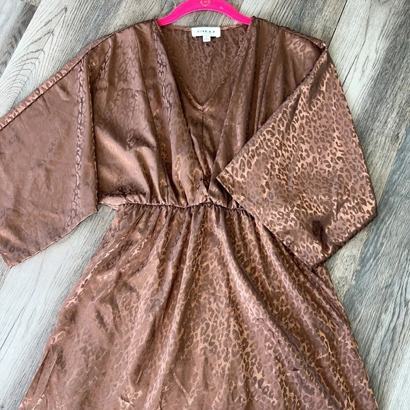 GILLI Leopard Print V. Neck Bronze Metallic Dolman Sleeve Dress Size Small 🐆 - Picture 6 of 11